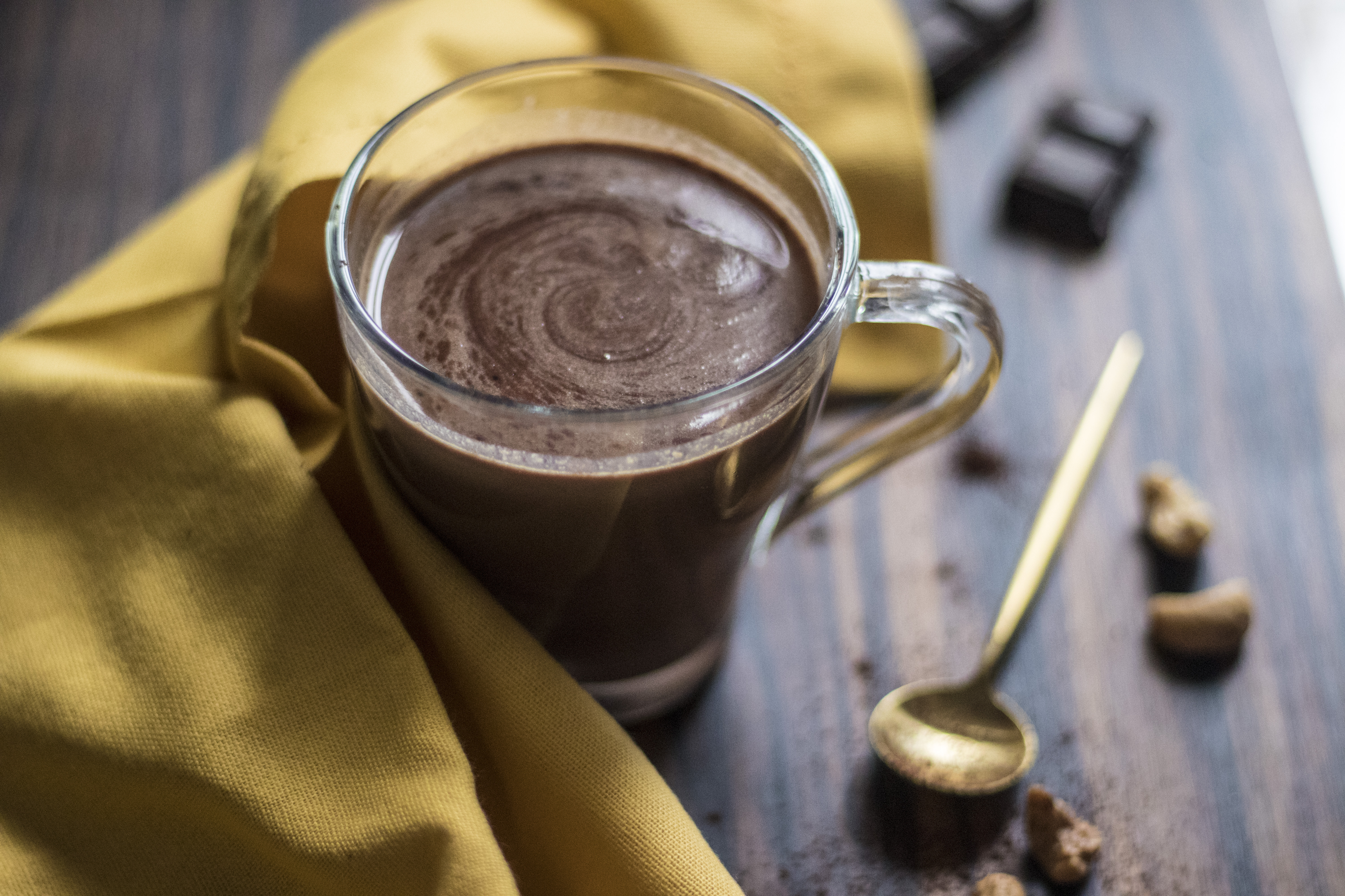 tasse de chocolat chaud au cajou caramélisé